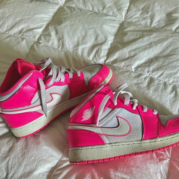 hot pink jordan’s - Picture 2 of 6